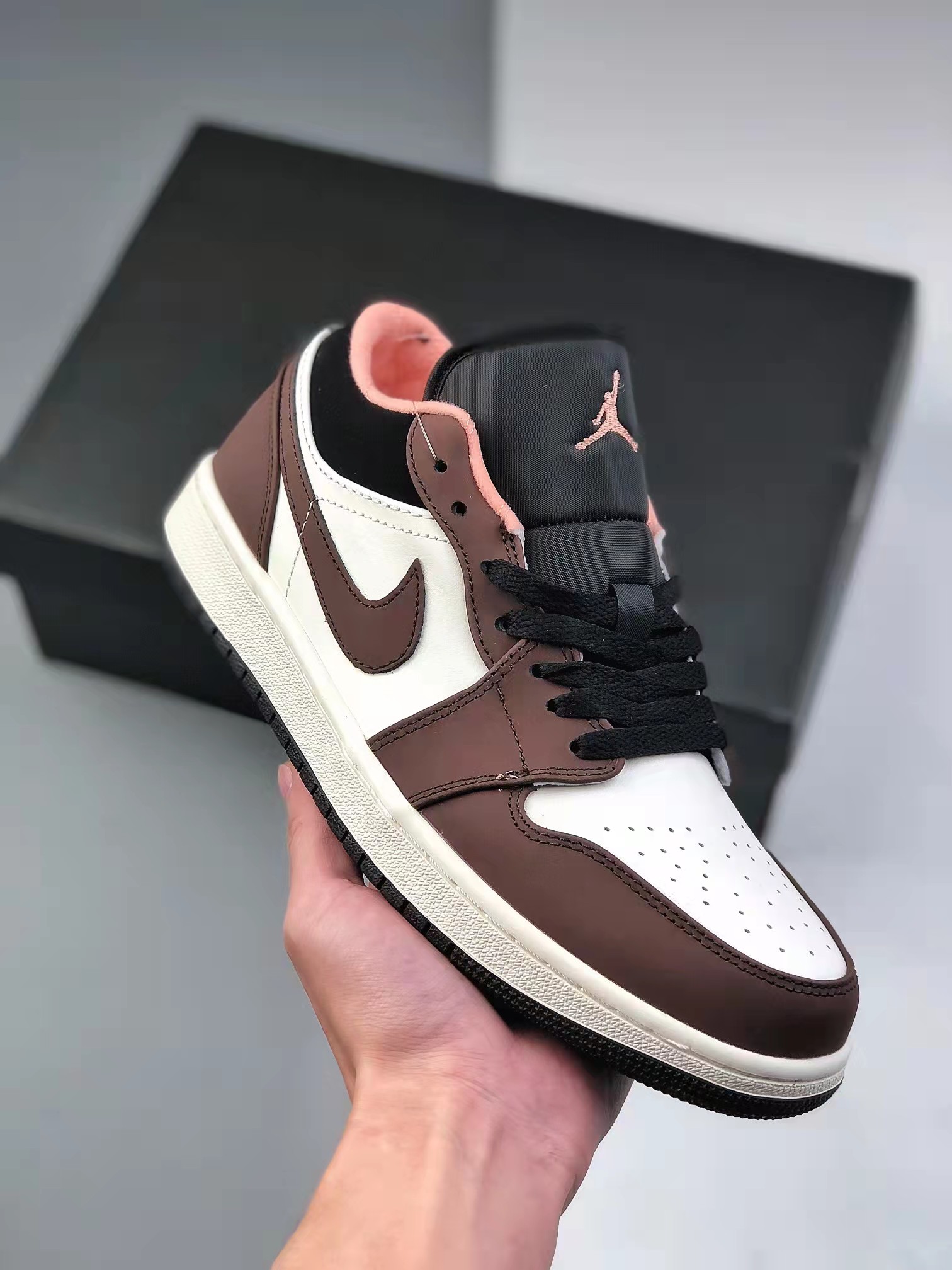 Air Jordan 1 Low 'Mocha' DC6991-200: Premium Sneakers with Classic Style